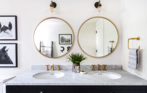 rengjorte spejle på badeværelse