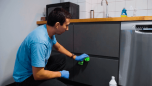 Rengøringspersonale der udfører rengøring i et køkken